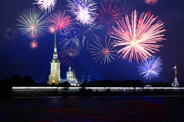 Peter ve Paul 'un havai fişekleriyle gece görüntüsü Saint Petersburg, Rusya' daki Neva nehri üzerinde