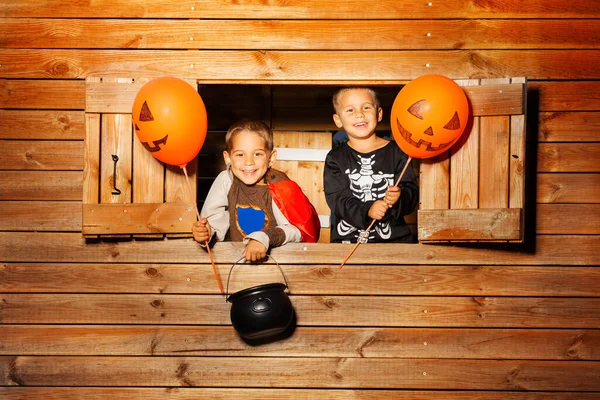 Dois Irmãos Meninos Retrato Trajes Halloween Com Baldes Doces Amarelos — Fotografia de Stock