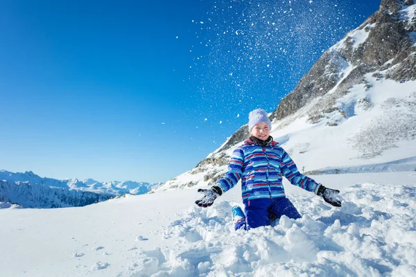 Gelukkig Jong Mooi Ski Meisje Portret Gooien Sneeuw Lucht Staande — Stockfoto