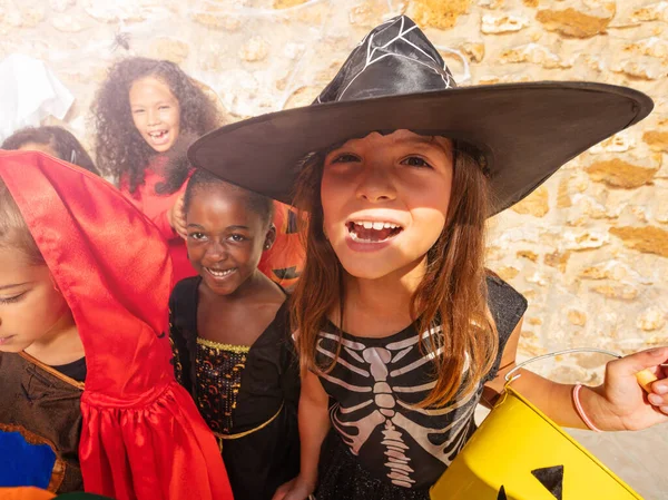Portrét Dívky Skupině Halloweenských Kostýmů Oblečené Děti Stojící Spolu Kbelíky — Stock fotografie