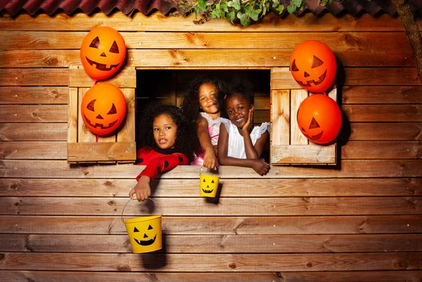 Tři Dívky Portrét Halloweenských Kostýmech Žlutými Kbelíky Pohled Okna Stromku — Stock fotografie