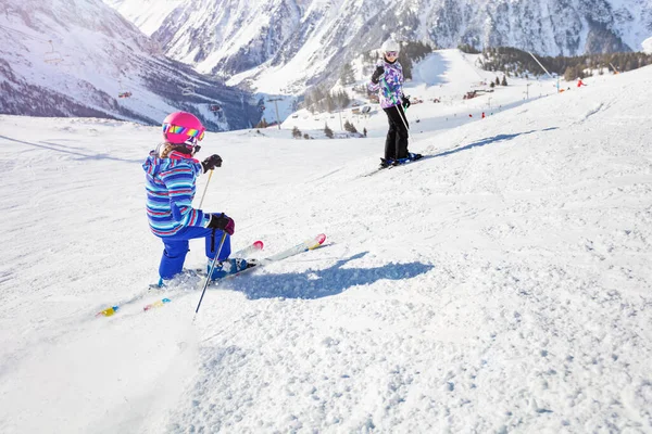 Duas Irmãs Esqui Downhill Montanha Inverno Resort Slop — Fotografia de Stock