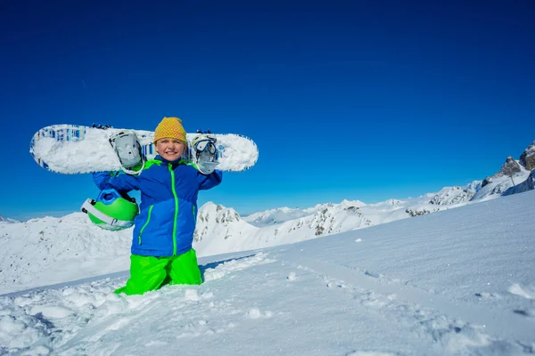 Портрет Мальчика Держащего Сноуборд Случайную Шляпу Сидящего Снегу Над Горной — стоковое фото