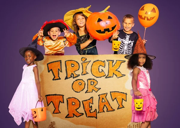 Gran Truco Halloween Tratar Signo Con Gran Grupo Niños Alrededor — Foto de Stock