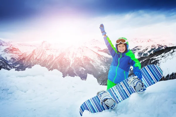 Menino Feliz Leigos Com Snowboard Neve Levantar Mão Mostrar Grande — Fotografia de Stock