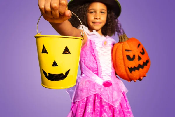 Schließen Porträt Eines Kleinen Lockigen Mädchens Halloween Kleid Halten Gelben — Stockfoto