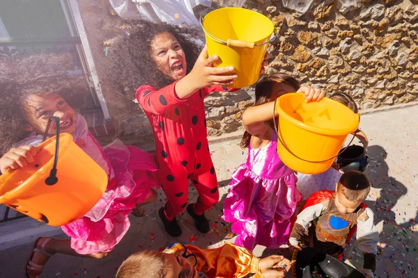 Группа Детей Поднимает Ведра Воздух Хэллоуин Получить Вид Конфеты Сверху — стоковое фото