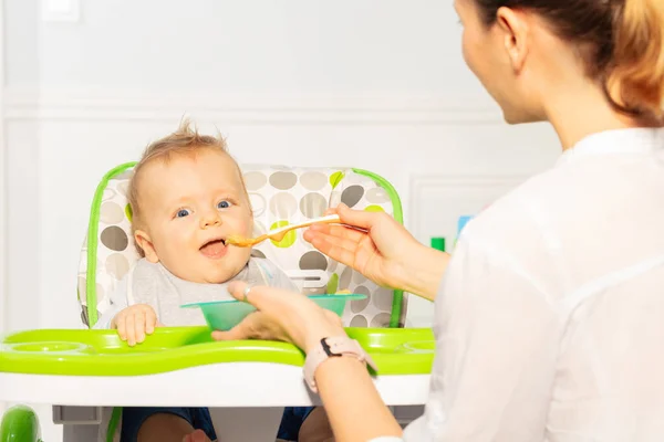 Mãe Alimentar Pequena Criança Bebê Menino Com Boca Aberta Colher — Fotografia de Stock