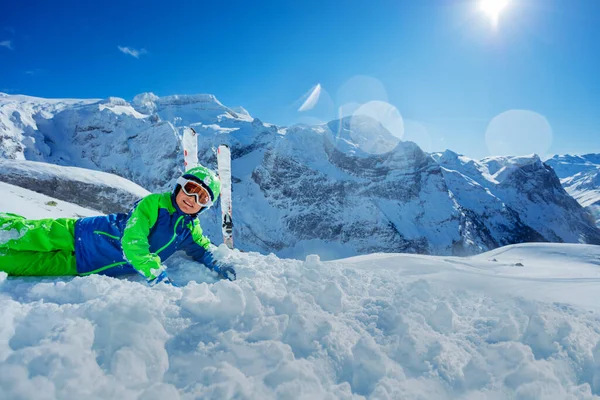 Cute Boy Having Zabawy Odpoczynku Śniegu Nad Słoneczną Górską Panoramą — Zdjęcie stockowe
