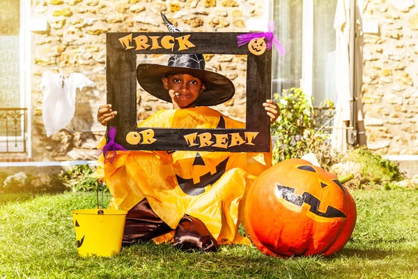 Halloween Retrato Menino Bonito Preto Traje Assustador Com Abóbora Segurar — Fotografia de Stock