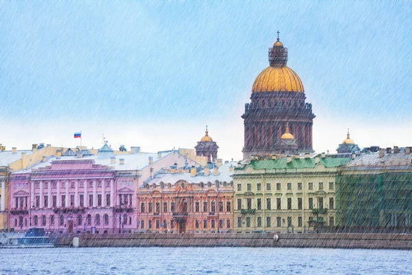 Isaac Cathedral Neva Rivier Admiralty Embankment Tijdens Regen Sint Petersburg — Stockfoto