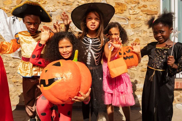 Mnoho Dětí Křičí Dívají Kameru Halloweenských Kostýmech Stojící Spolu Skupině — Stock fotografie