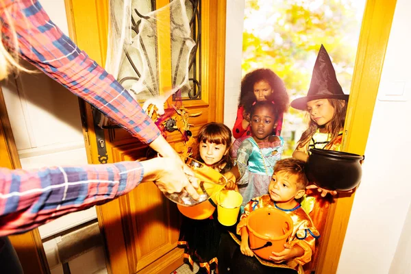 Большая Группа Детей Хэллоуин Костюмы Стоят Дверях Оранжевыми Ведрами Конфет — стоковое фото