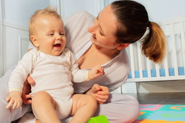 Feliz Madre Jugar Con Niño Pequeño Bebé Vivero Mirándose Uno —  Fotos de Stock