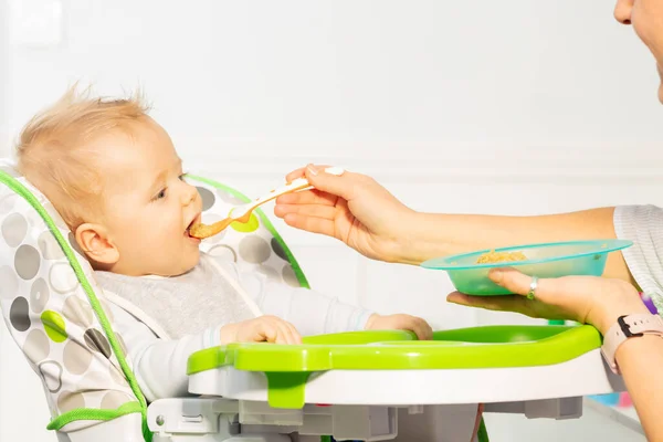 Pequeño Niño Pequeño Niño Sentarse Silla Alta Comer Cuchara Plástico —  Fotos de Stock