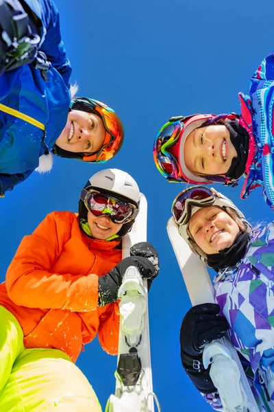 スポーツ衣装のスキーの子供たちのグループマスクアンヘルメットは青い空の上に一緒に立って見下ろす — ストック写真