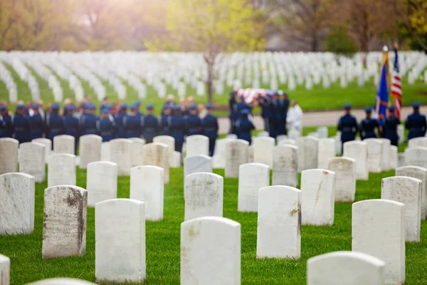 Procession Funéraire Américaine Avec Soldats Drapeau Sur Fond Cimetière Militaire — Photo