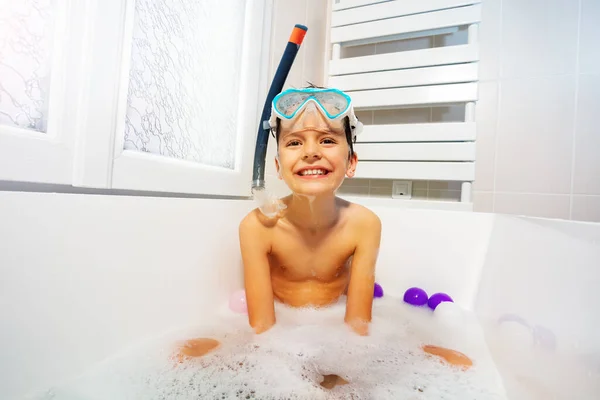 Kleine Süße Junge Sitzen Der Badewanne Tragen Schnorchelmaske Und Tauchen — Stockfoto