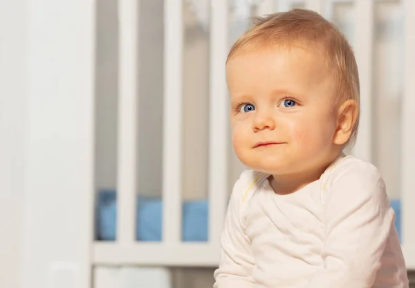 閉じるポルノの美しいです赤ちゃん男の子に若いです年齢とともに笑顔座っていますクリブ — ストック写真