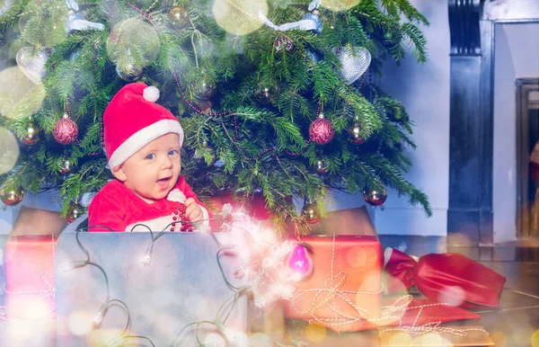 Menino Chapéu Papai Noel Segurando Lâmpadas Iluminadas Sentadas Caixa Sob — Fotografia de Stock