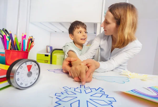 Chłopiec Zaburzeniami Spektrum Autyzmu Nauczyć Się Pogody Pomocą Kart Nauczyciel — Zdjęcie stockowe