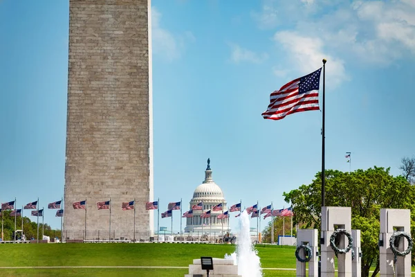 Coluna Obelisco Memorial Segunda Guerra Mundial Washington Sobre Bandeiras Edifício — Fotografia de Stock