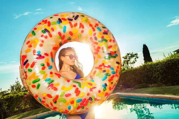 Nettes Ruhiges Teenie Mädchen Stehen Und Halten Aufblasbare Boje Donut — Stockfoto