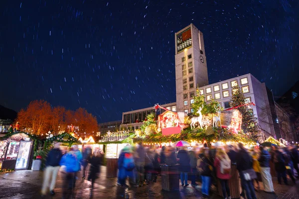 Marktplatz Stuttgart Taki Belediye Binası Noel Arifesinde Kalabalıktır — Stok fotoğraf