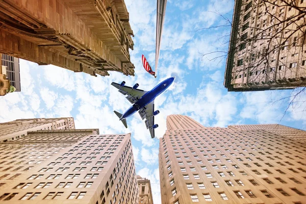 Avião Sobre Céu Entre Edifícios Arranha Céus Bandeira Americana Dos — Fotografia de Stock