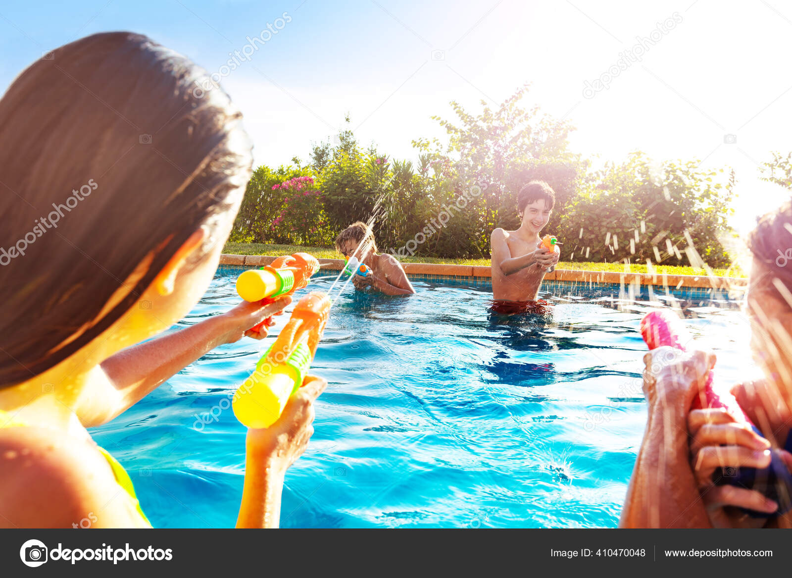 Mit klamotten im pool