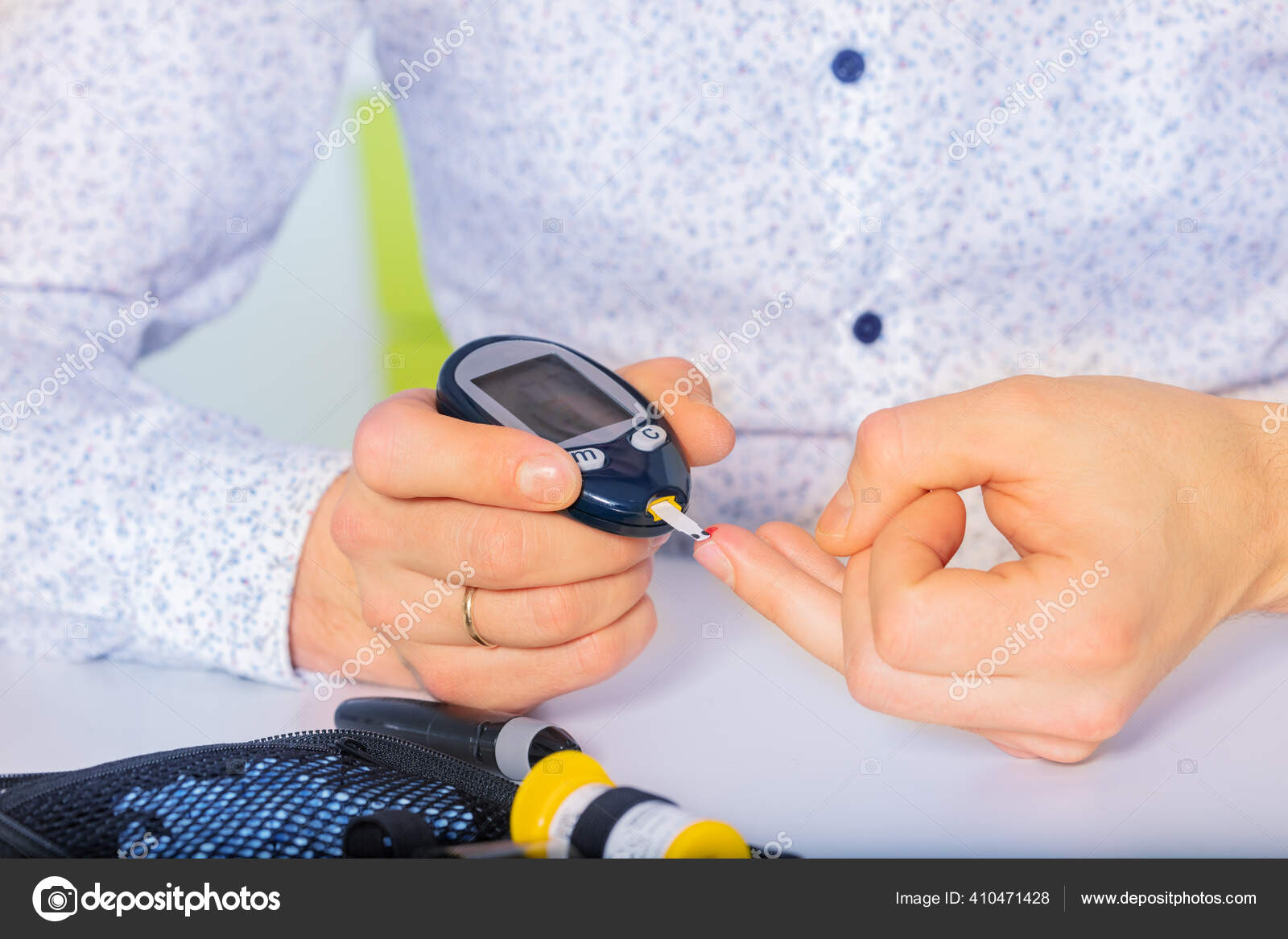 Primer plano de las manos de una mujer que usa un medidor de glucosa para  medir el azúcar en la sangre el probador de diabetes