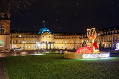 Stuttgart 'ta Yeni Saray binası veya Almanca Neues Schloss Noel süslemeleri ile