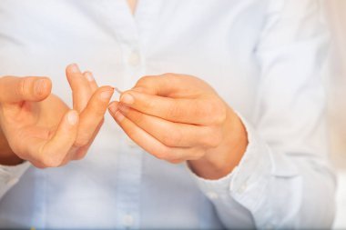 Kadının elleri parmaklarından kan testi yapıyor.