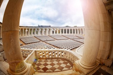 Virginia 'daki Ulusal Mezarlıkta Arlington Memorial Amfitiyatrosunun tiyatro locası.