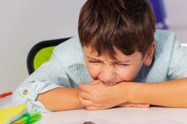 Otizm spektrumlu çocuk ısırık eli ve negatif ifade davranışı, yakın portre