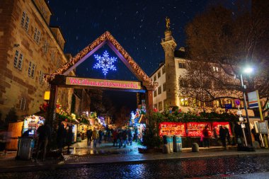 Stuttgart 'ta gece yarısı Almanca Weihnachtsmarkt yazan eski kale ve Noel pazar kapıları.