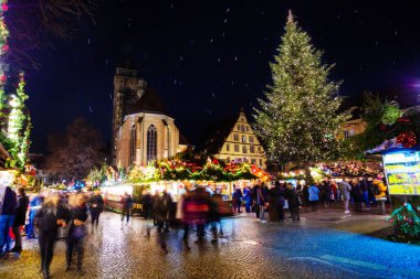 Almanya 'nın Stuttgart kentindeki Evangelische Stiftskirche kilisesi yakınlarında Noel pazarı fuarı