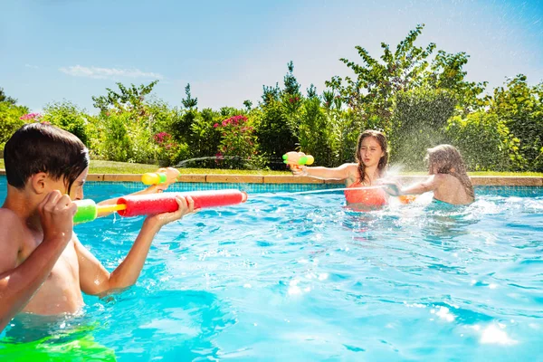 Kinderen Spelen Het Zwembad Schieten Met Waterpistool Spuiten Pistool Zonnige — Stockfoto