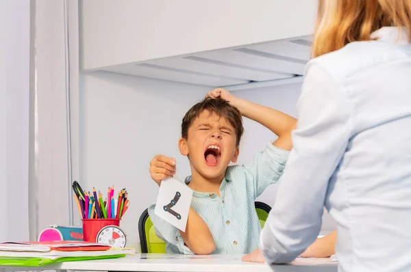 Junge Mit Autismus Spektrum Störung Reißen Haare Und Schreien Negative — Stockfoto