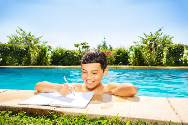 Kleine Jongen Het Zwembad Doet Huiswerk Houden Pen Grens Glimlach — Stockfoto