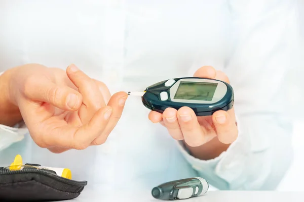 Suikerbloedtester Bij Vrouwen Die Testen Diabetes — Stockfoto