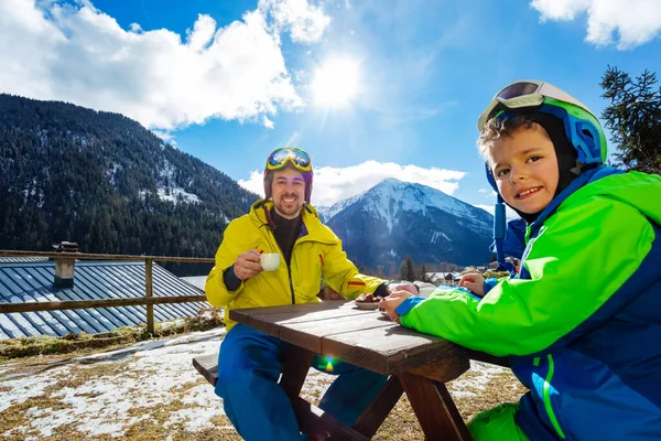 Bambino Costume Sci Sedersi Godersi Pausa Pranzo Con Padre Sulla — Foto Stock