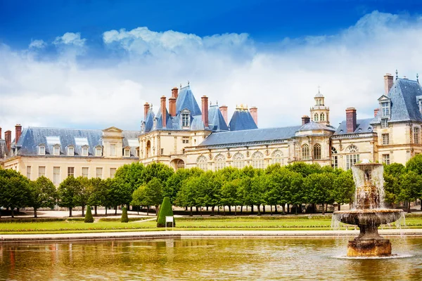 法国国王枫丹白露花园喷泉和宫殿建筑 — 图库照片