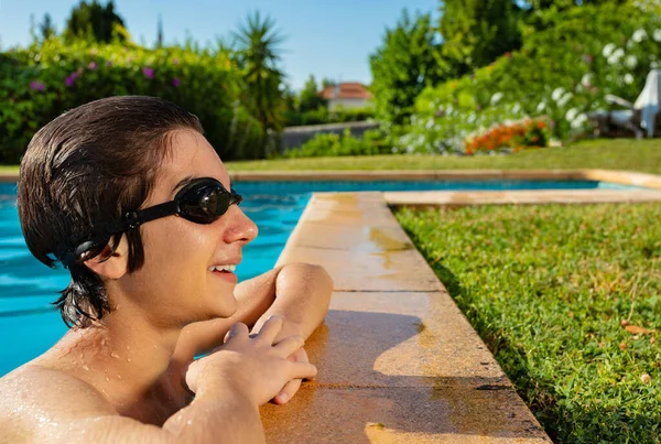 Menino Bonito Feliz Borda Piscina Usar Óculos Natação Sorrir Olhando — Fotografia de Stock