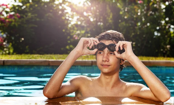 Gelukkige Tiener Grens Van Het Zwembad Vasthouden Handen Zwemmen Googles — Stockfoto