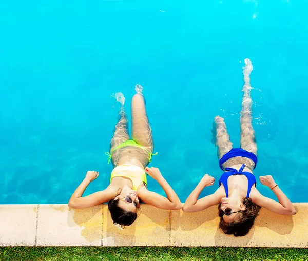 Twee Gelukkige Meisjes Bikini Zonnebril Lagen Rand Van Het Zwembad — Stockfoto