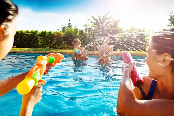 Groep Kinderen Het Zwembad Schieten Waterpistool Spuiten Pistool Zonnige Dag — Stockfoto