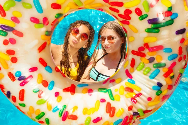 Дві Щасливі Дівчата Всередині Надувної Посмішки Басейні Сонцезахисних Окулярах Жестом — стокове фото