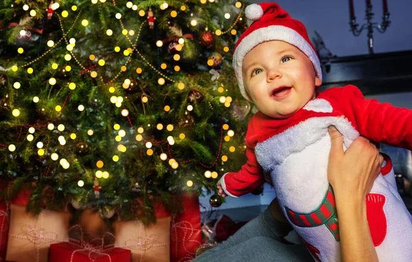 Menino Pequeno Feliz Frente Árvore Natal Nas Mãos Das Mães — Fotografia de Stock