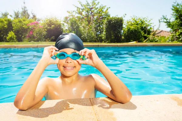 Gelukkig Kleine Jongen Zwemmen Pet Houden Googles Met Handen Rand — Stockfoto
